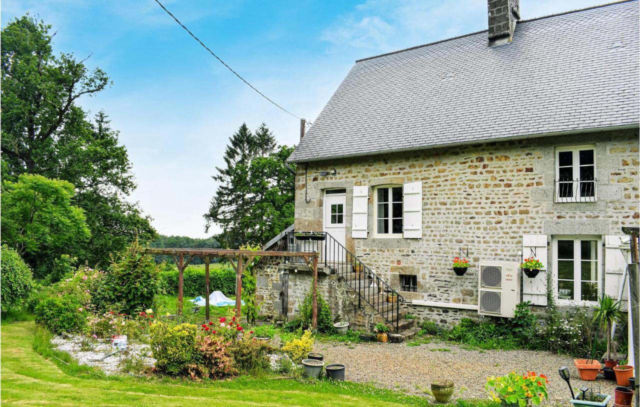 Awesome Home In Saint-Sever-Calvados With Kitchen Exterior foto