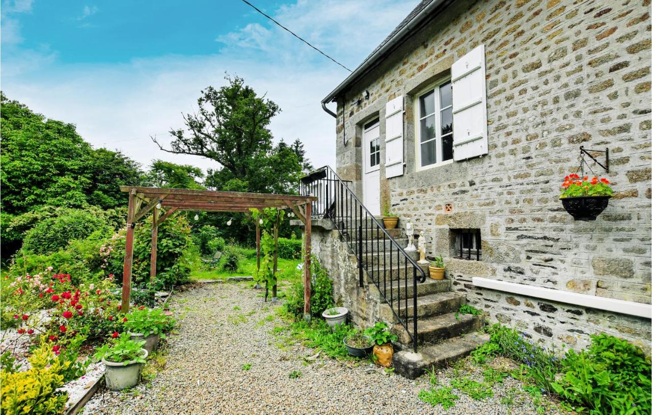 Awesome Home In Saint-Sever-Calvados With Kitchen Exterior foto