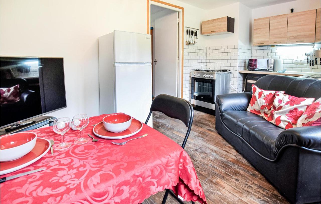 Awesome Home In Saint-Sever-Calvados With Kitchen Exterior foto